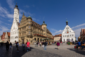 Der Marktplatz mit dem historischen Rathaus im Hintergrund in Rothenburg ob der Tauber