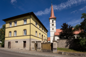 Die weiße Kirche mit rotem Spitzdach in der Gemeinde Steinsfeld