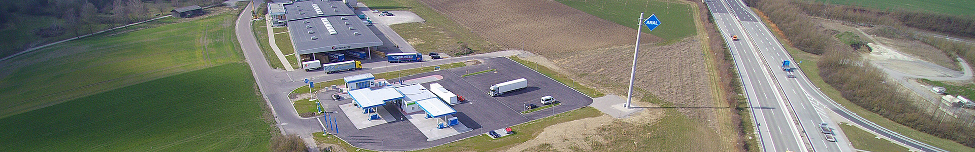 Luftaufnahme der im Gewerbepark Rothenburg ob der Tauber und Umland ansäßigen Tankstelle mit der daneben verlaufenden Autobahn A7
